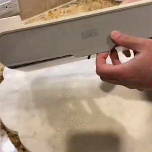 Space-saving spice storage rack for kitchen