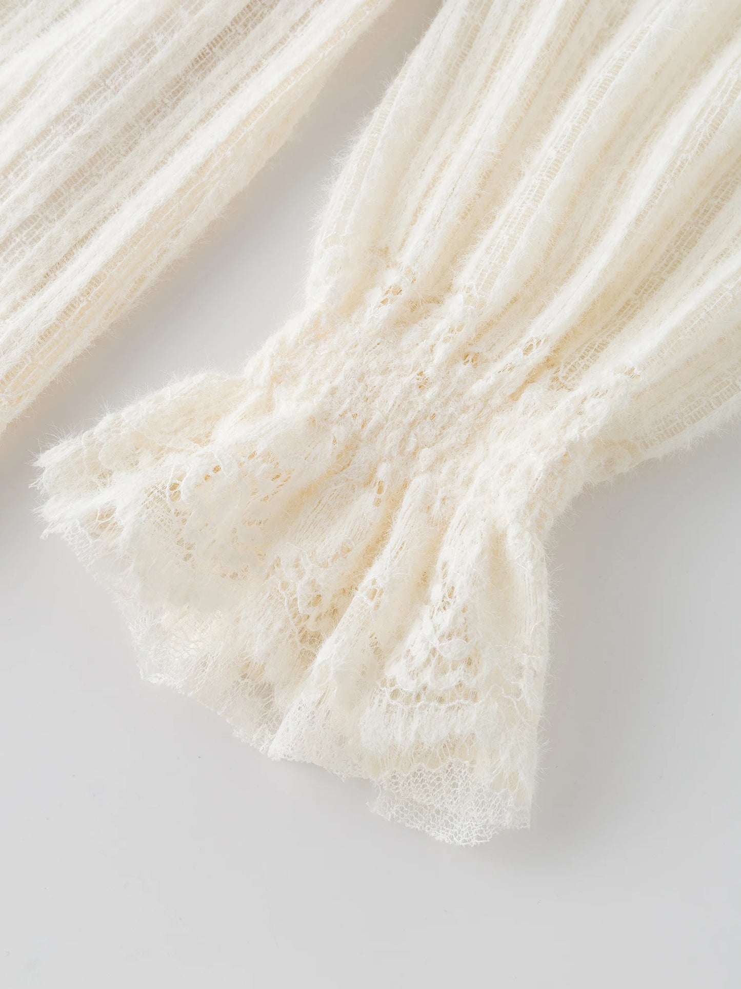Cozy autumn/winter women’s pullover with stylish lace