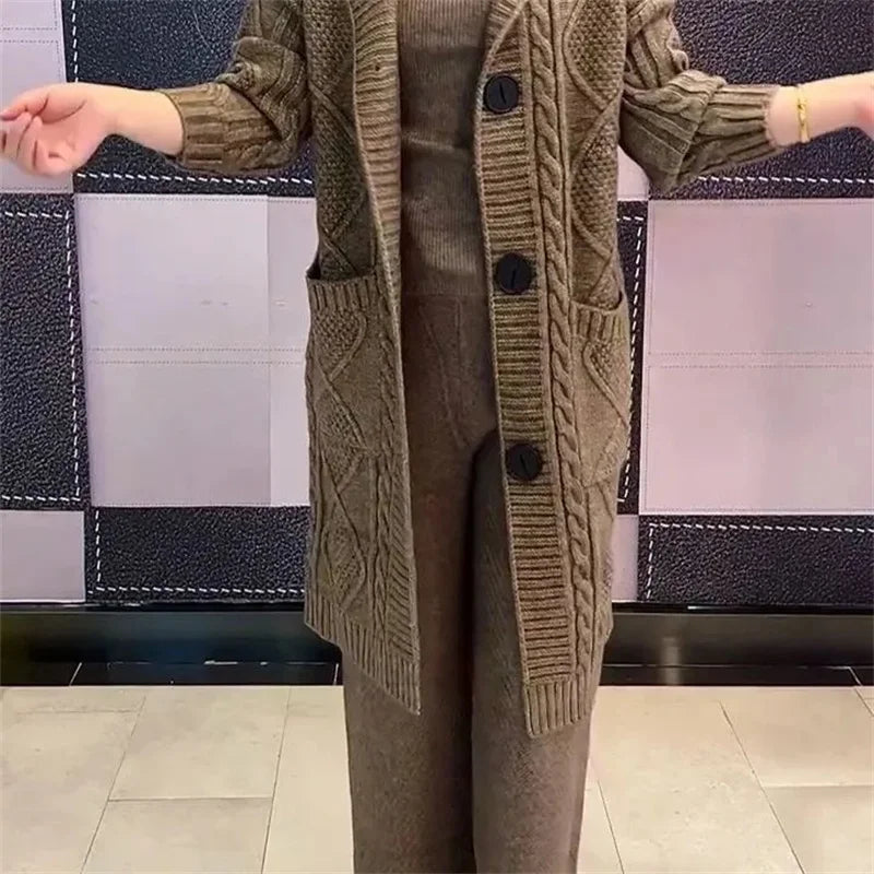 Long hooded single-breasted knitted coat