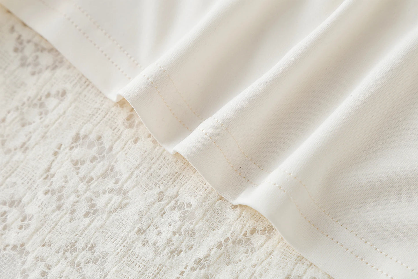 Cozy autumn/winter women’s pullover with stylish lace