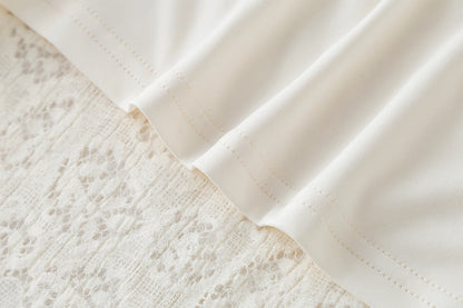 Cozy autumn/winter women’s pullover with stylish lace