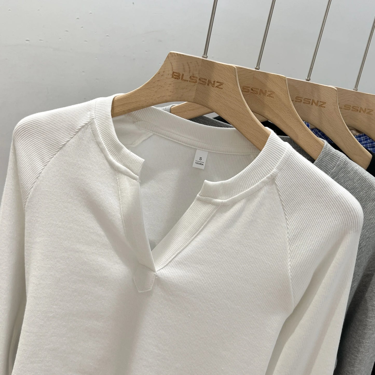 Women’s slim-fit V-neck long-sleeve T-shirt