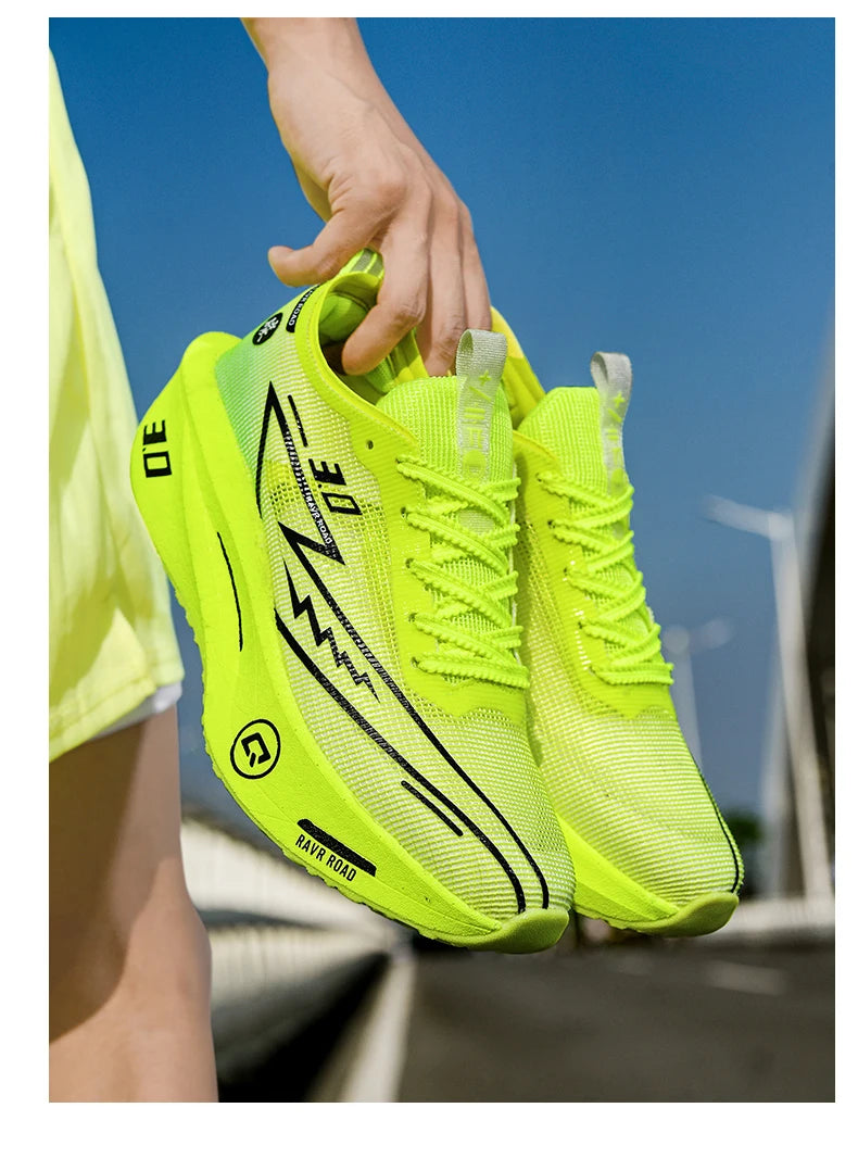 Stable, wear-resistant sports sneakers for training