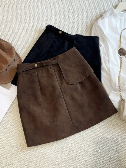 Hip-hugging short skirt for casual wear