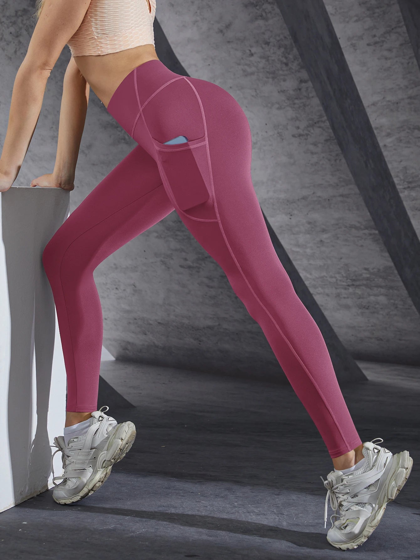 Women’s high-waist stretch leggings with pockets