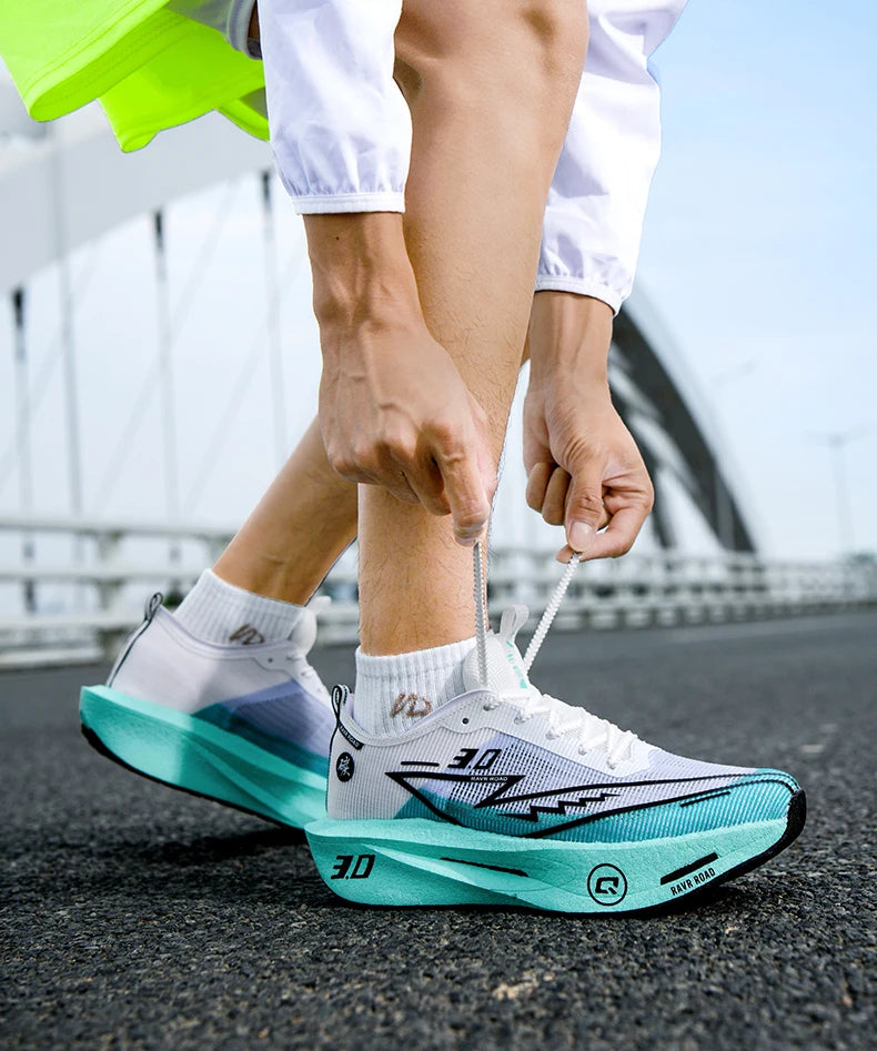 Stable, wear-resistant sports sneakers for training
