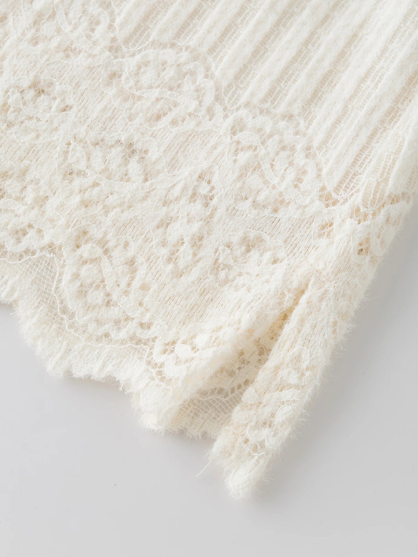 Cozy autumn/winter women’s pullover with stylish lace