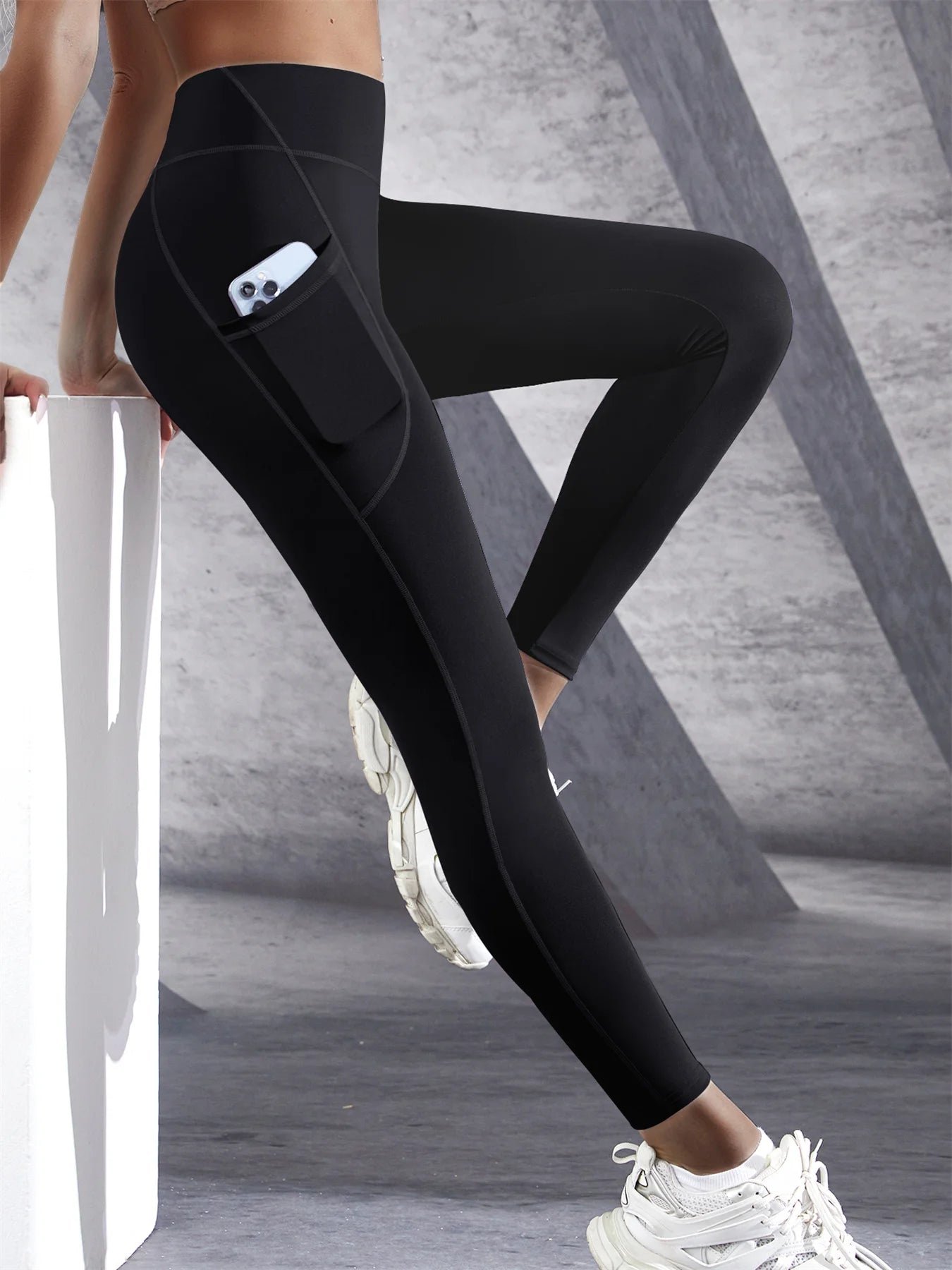 Women’s high-waist stretch leggings with pockets
