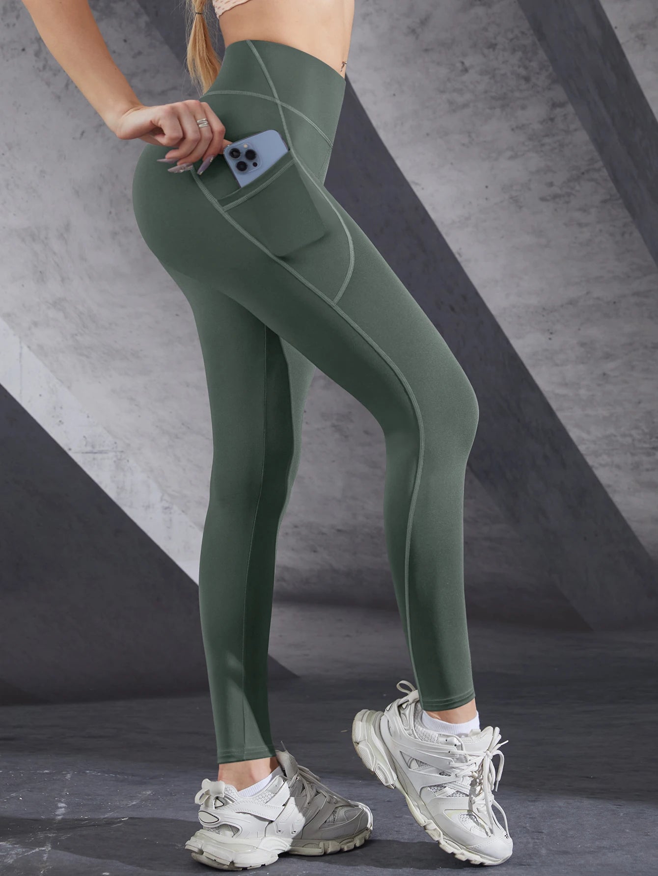 Women’s high-waist stretch leggings with pockets